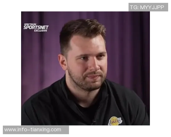 东契奇向里夫斯展示扭伤手指里夫斯惊呼难以置信的反应引发热议